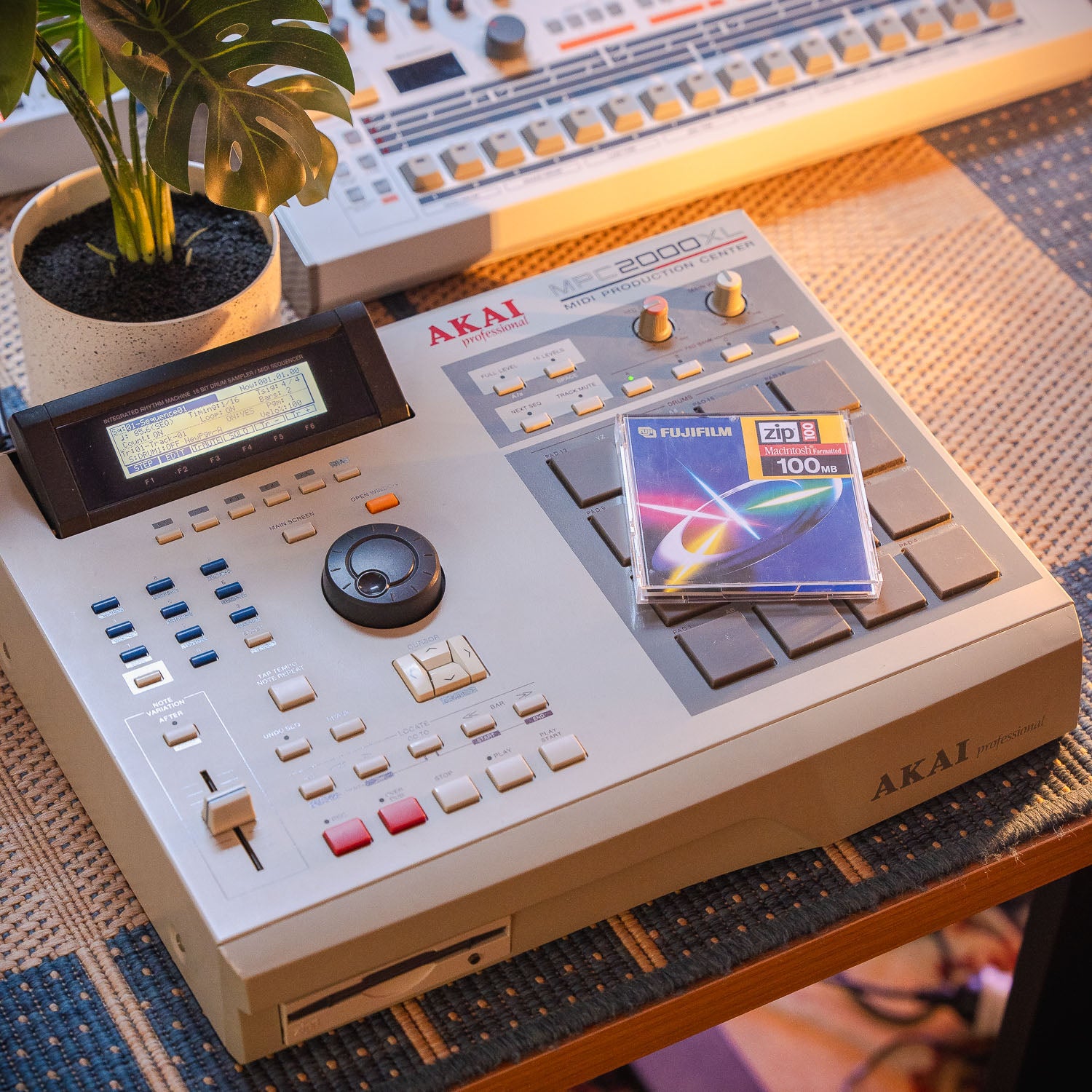 AKAI professional MPC2000 MIDI PRODUCTION CENTER Production AKAI